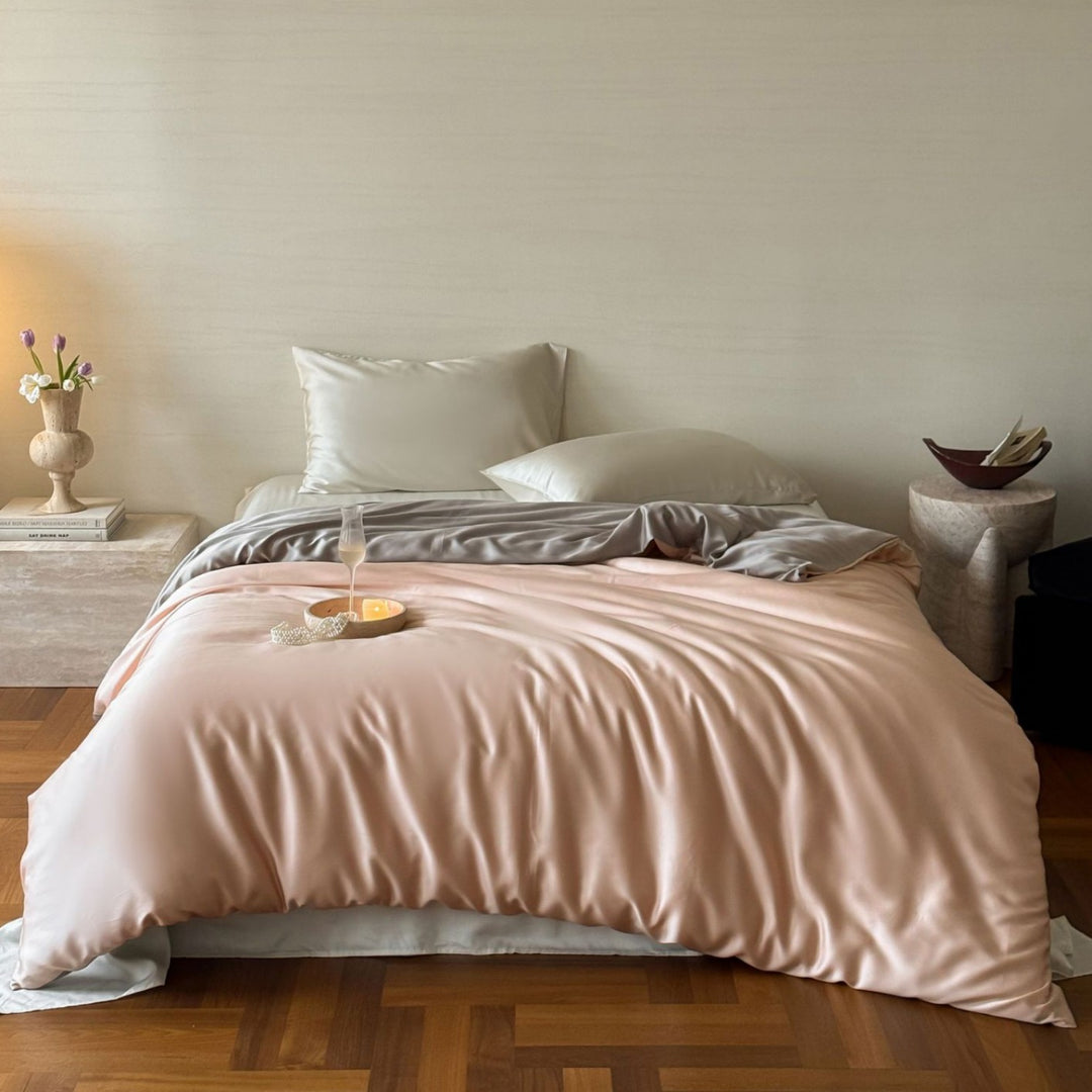 Luxurious satin bedding set with a silky-smooth surface, reversible function and hotel closure