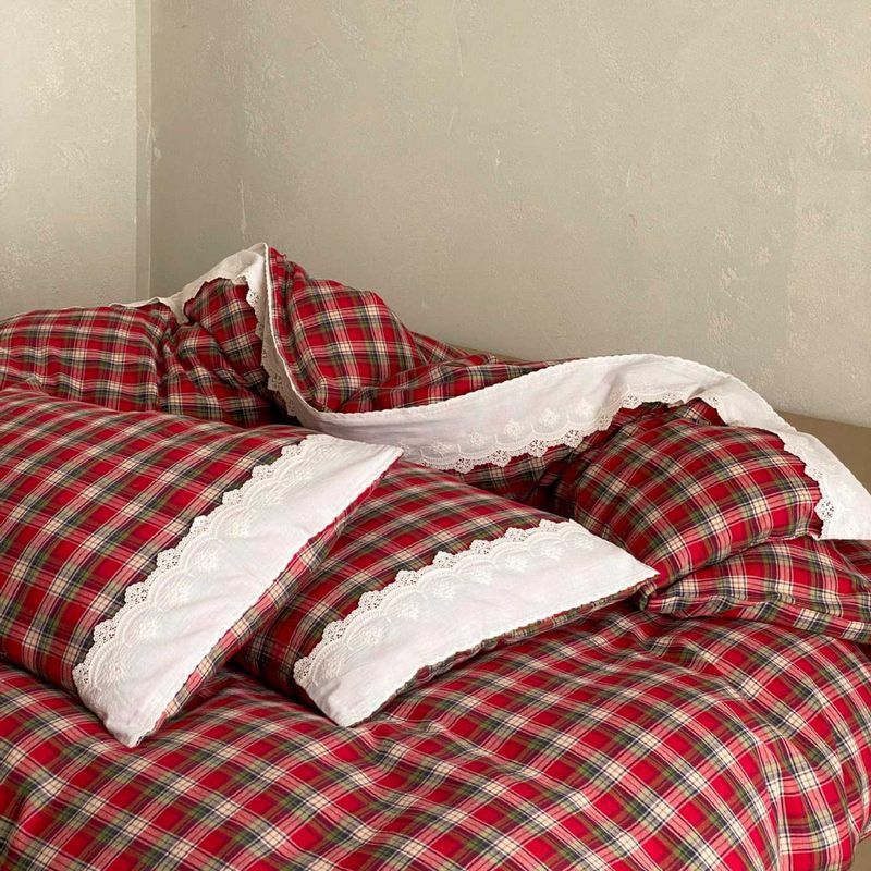 Reversible bedding set made of cotton percale with checkered Vichy pattern and solid colored reverse