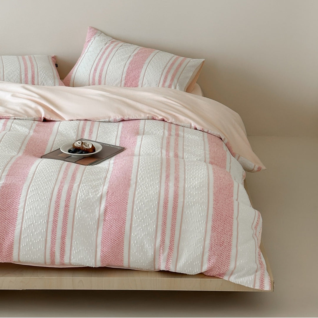 Reversible bedding set with textured striped look and fine quilting