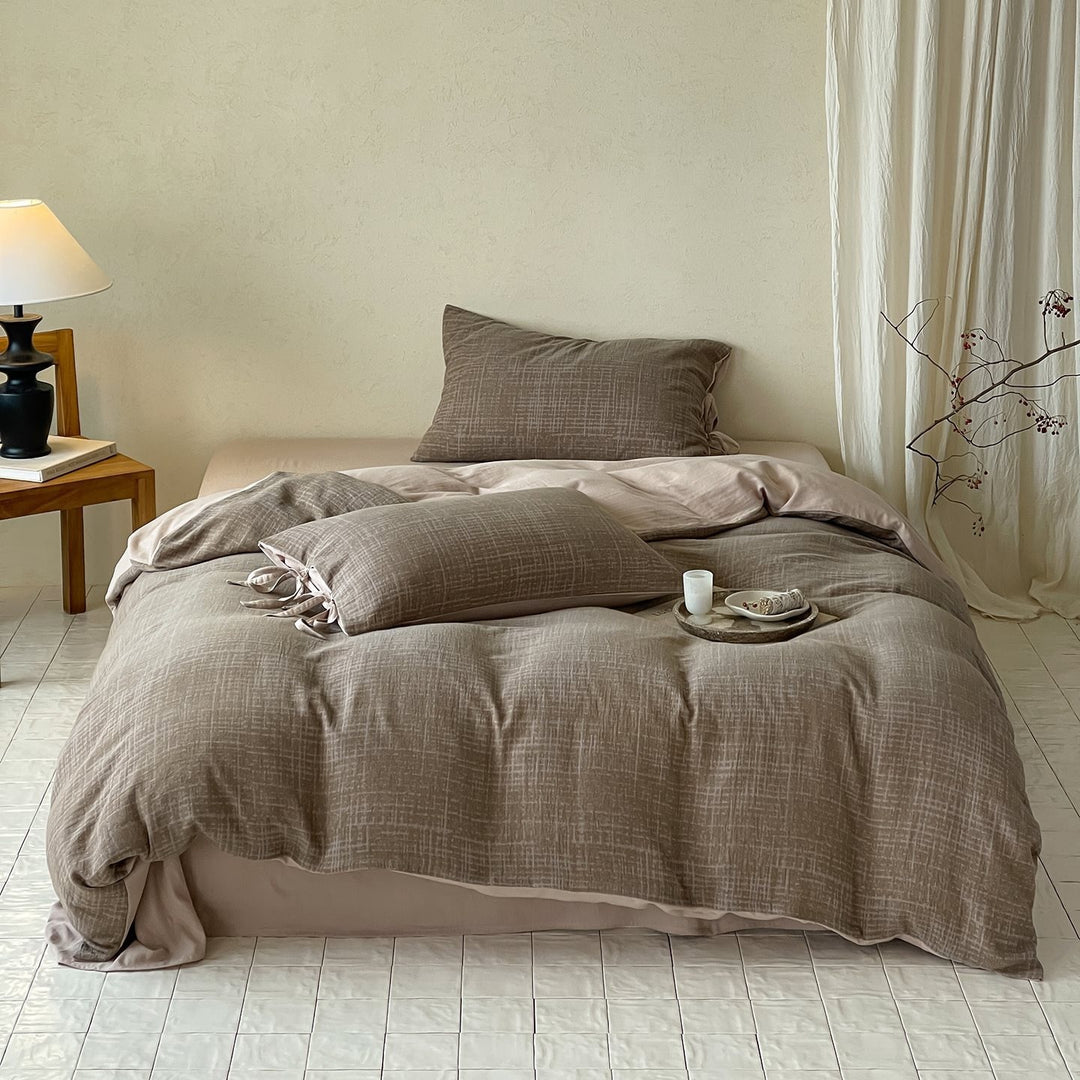 Reversible bedding set made of cotton satin with textured cross pattern and pillowcases with ties