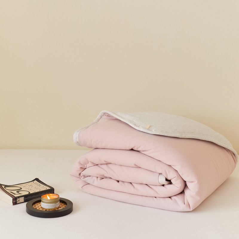 Ultralight climate-regulating quilted blanket with compact filling and cotton surface
