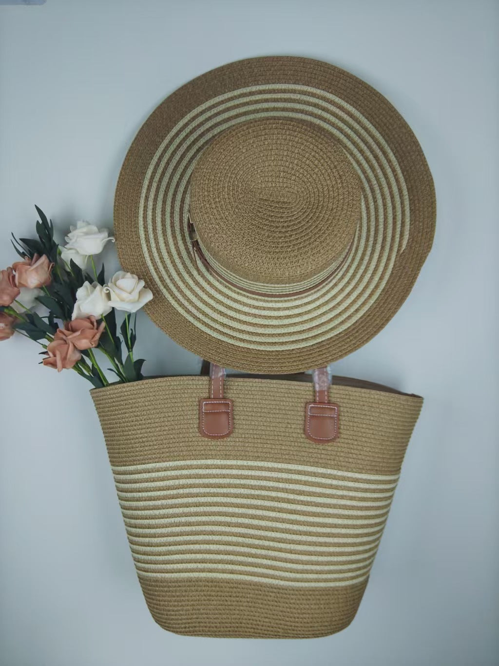 Sleek beach bag with matching sun hat Stornfield