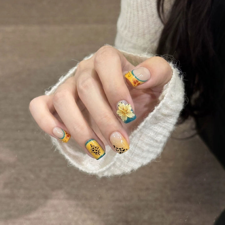 Floral Themed Press-On Nail Art Set Stornfield