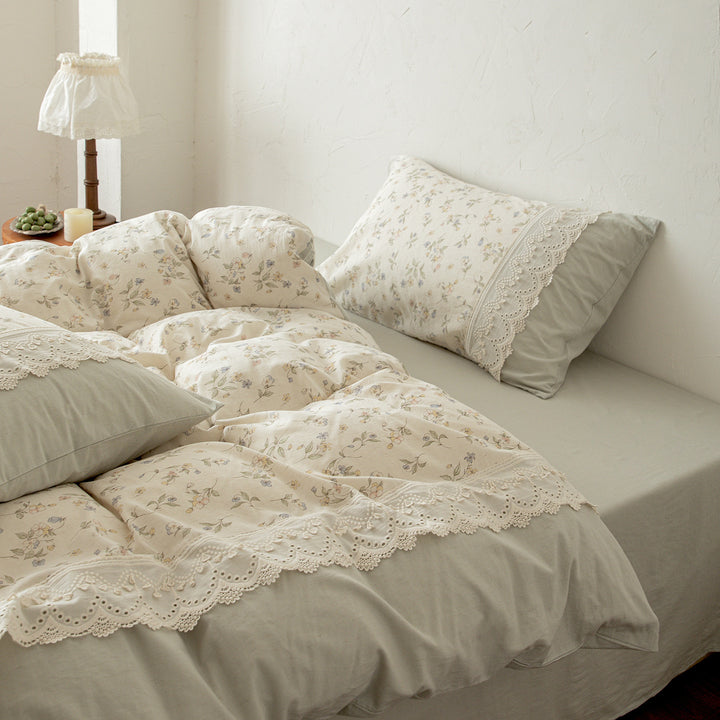 Bedding set with ruffle edge and delicate floral print