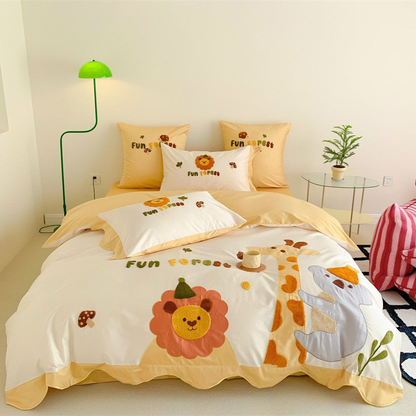 Children's bedding set with embroidered safari appliqués