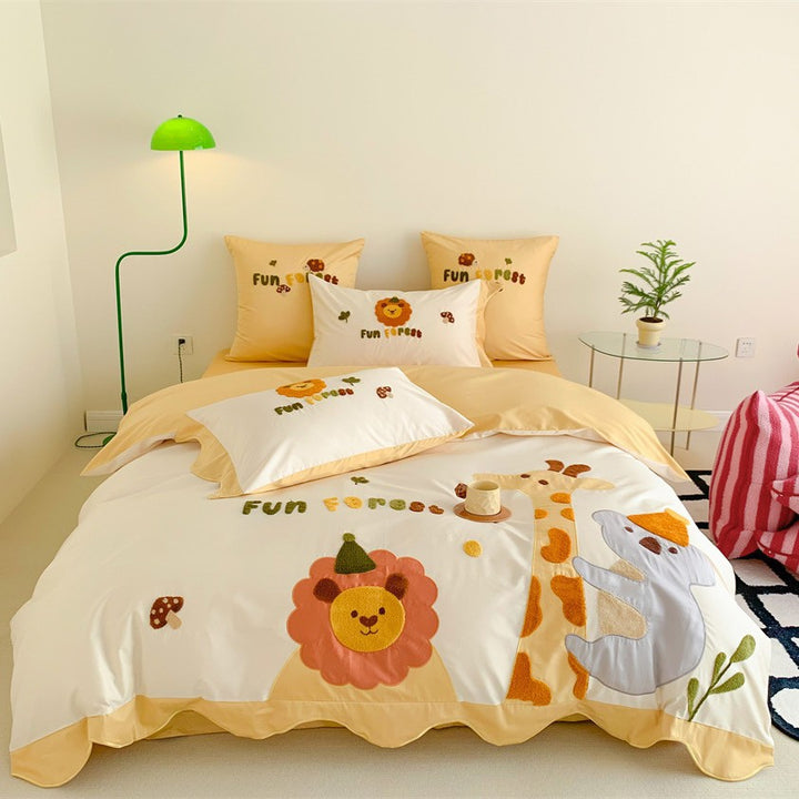Children's bedding set with embroidered safari appliqués