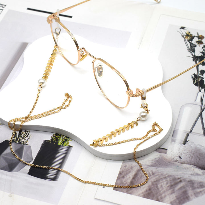 Elegant Pearl-Accented Chain Eyewear Holder Stornfield