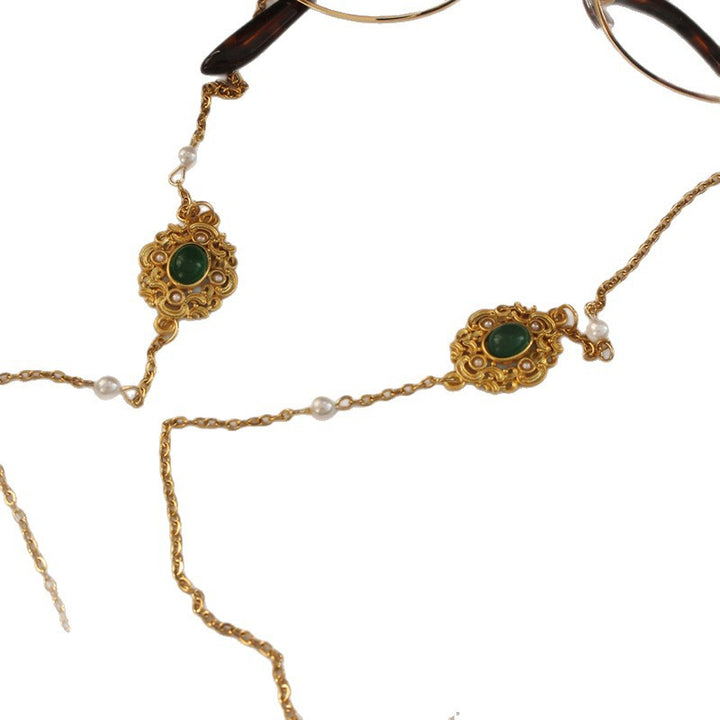 Elegant jewelry display chain with pearls and green stone decoration Stornfield