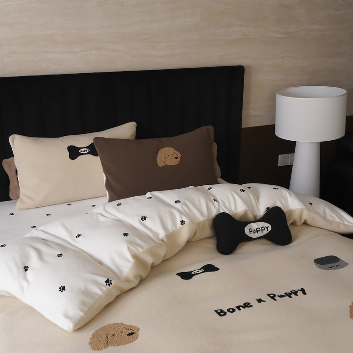 Bedding set with embroidered puppy motifs and soft fleece