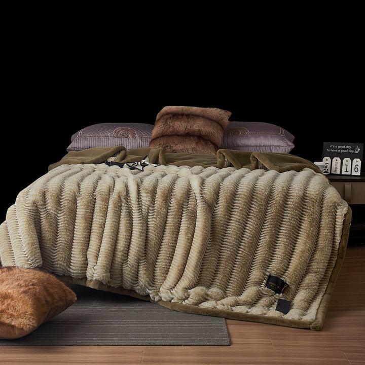 extra soft cuddly blanket made of faux fur with ribbed texture and thermal lining