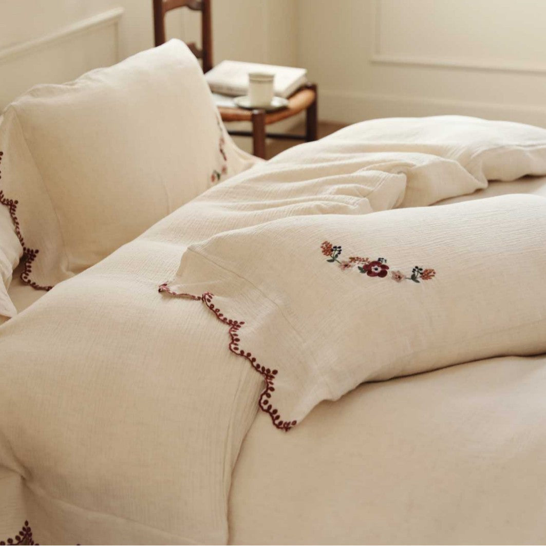Embroidered cotton muslin bedding set with frill and floral embroidery