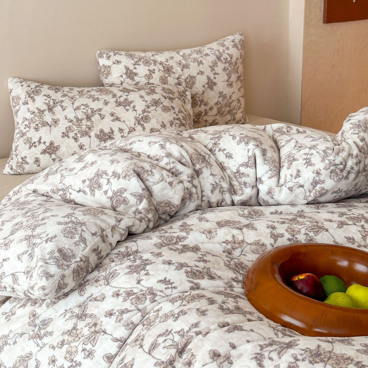 Reversible children's bedding set made of soft microfiber with cute bear and car print