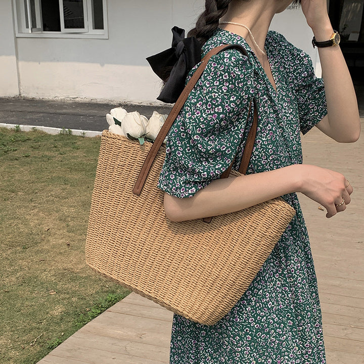 Spacious straw bag with sustainable leather handles Stornfield