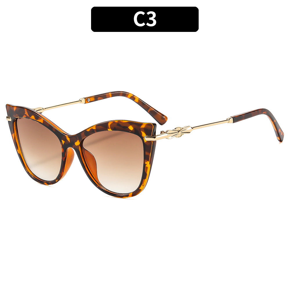 Elegant Cat-Eye Sunglasses with Luxe Gold Accents