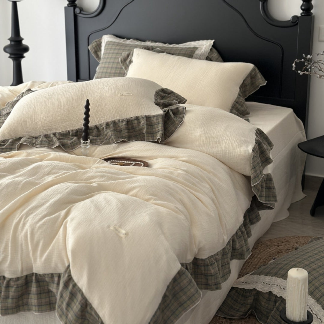Bedding set made of cotton muslin with check frill and softly crinkled surface