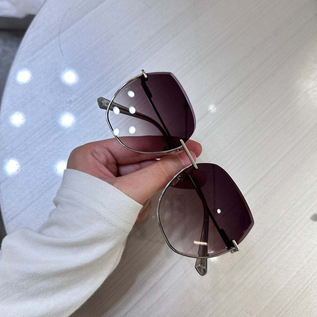 Women's sunglasses with an elegant, wide frame and luxurious accents Stornfield
