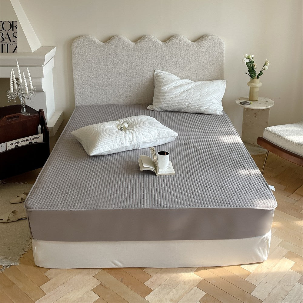 Padded mattress protector with fine quilted texture and all-round elastic band