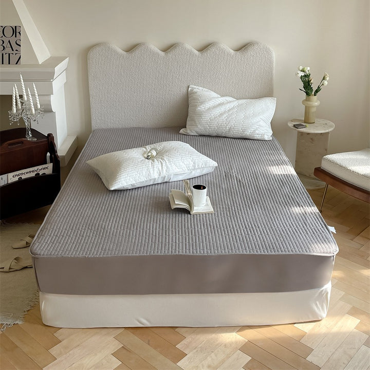 Padded mattress protector with fine quilted texture and all-round elastic band