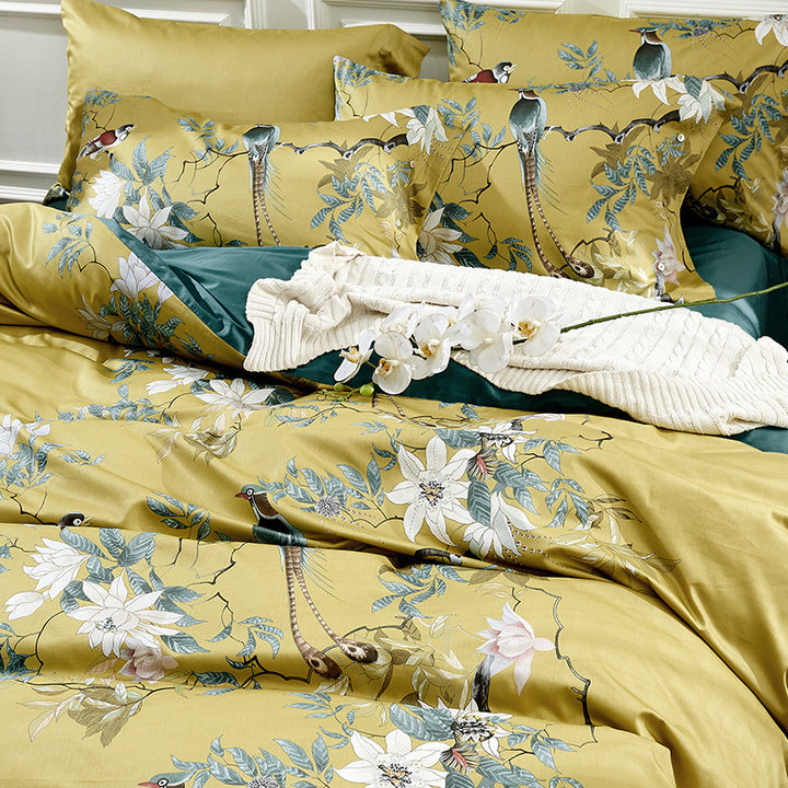 Cotton satin bedding set with watercolor flower print and reversible blanket