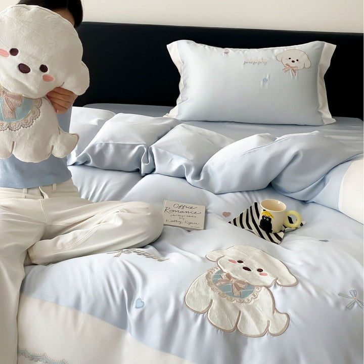 Children's bedding set made of cotton satin with embroidered dog appliqués and cuddly plush toy