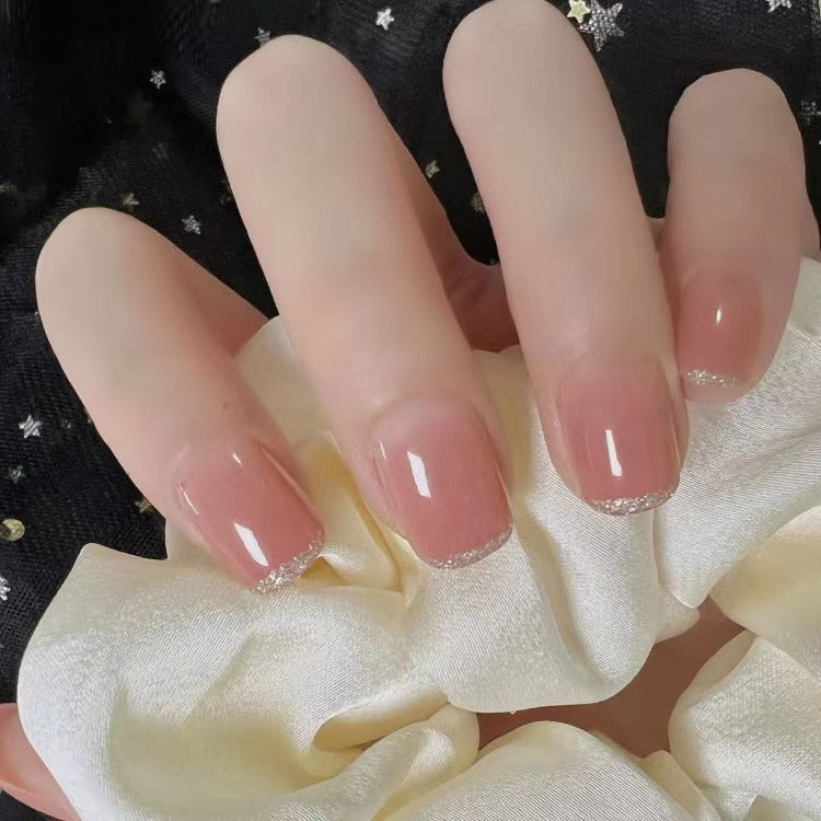 Elegant and shimmering nail art Stornfield