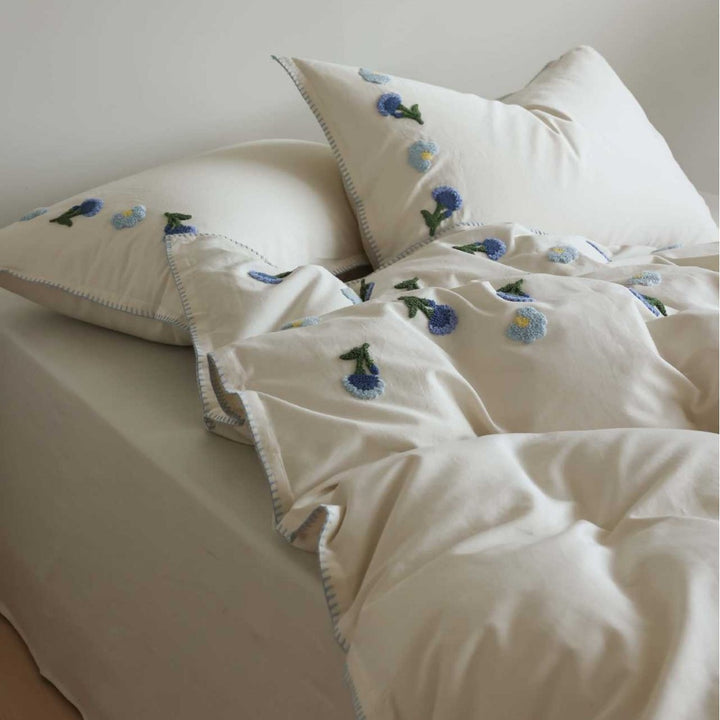 Luxurious bedding set made of cotton satin with hand-stitched floral appliqués