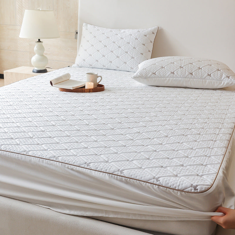 Padded mattress protector with elastic all-around rubber and quilted floral pattern