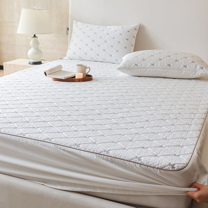 Padded mattress protector with elastic all-around rubber and quilted floral pattern
