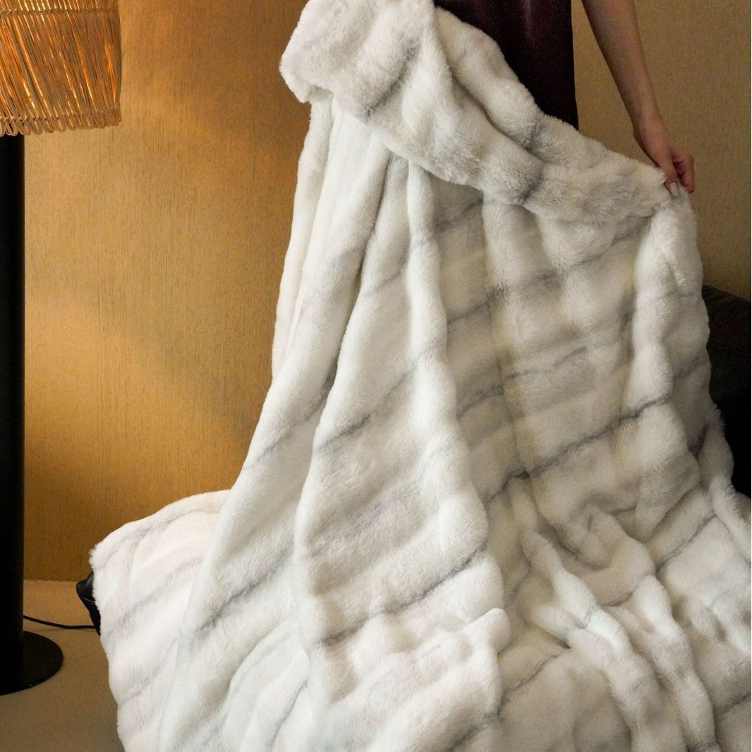 Cuddle faux fur throw blanket extra soft, quilted and insulating