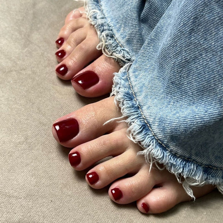 Elegant toenail art in luxurious Bordeaux look Stornfield