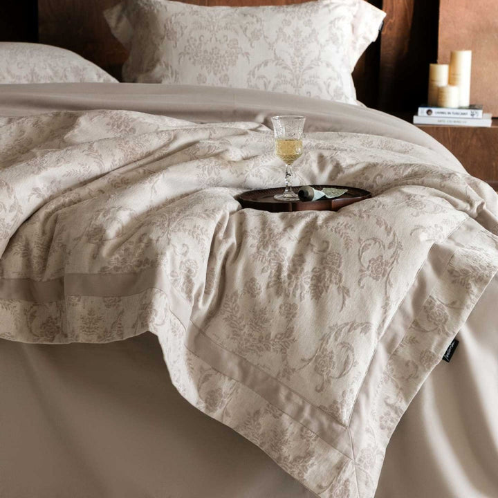Elegant quilted bedspread and pillowcase set in baroque jacquard style