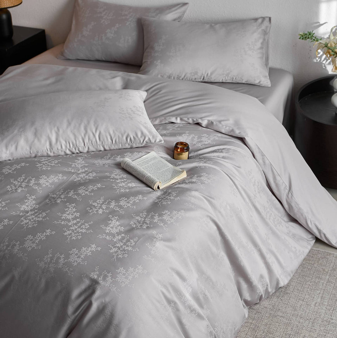 Fine cotton satin bedding set with tulip jacquard structure and hotel closure