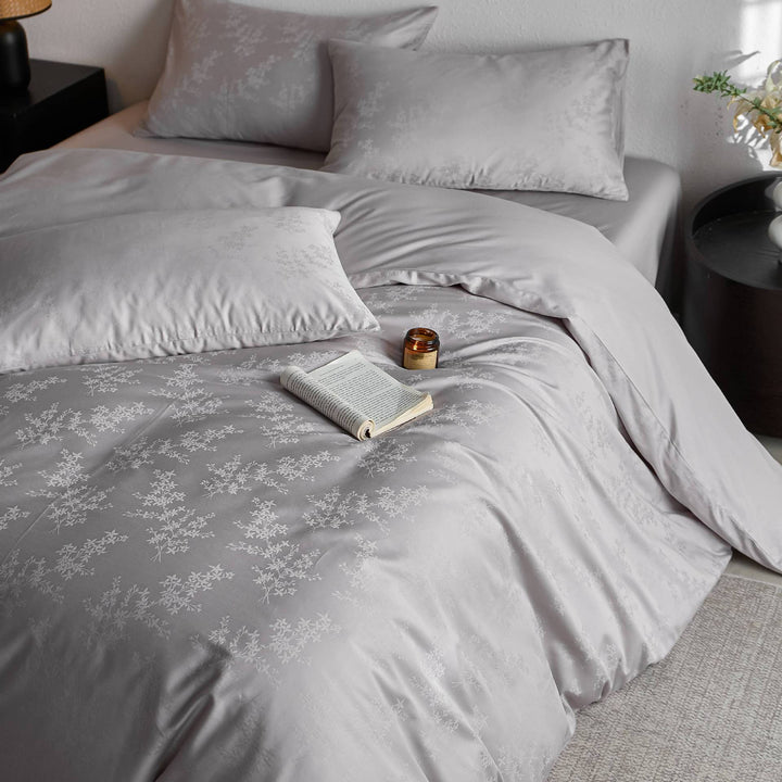 Fine cotton satin bedding set with tulip jacquard structure and hotel closure