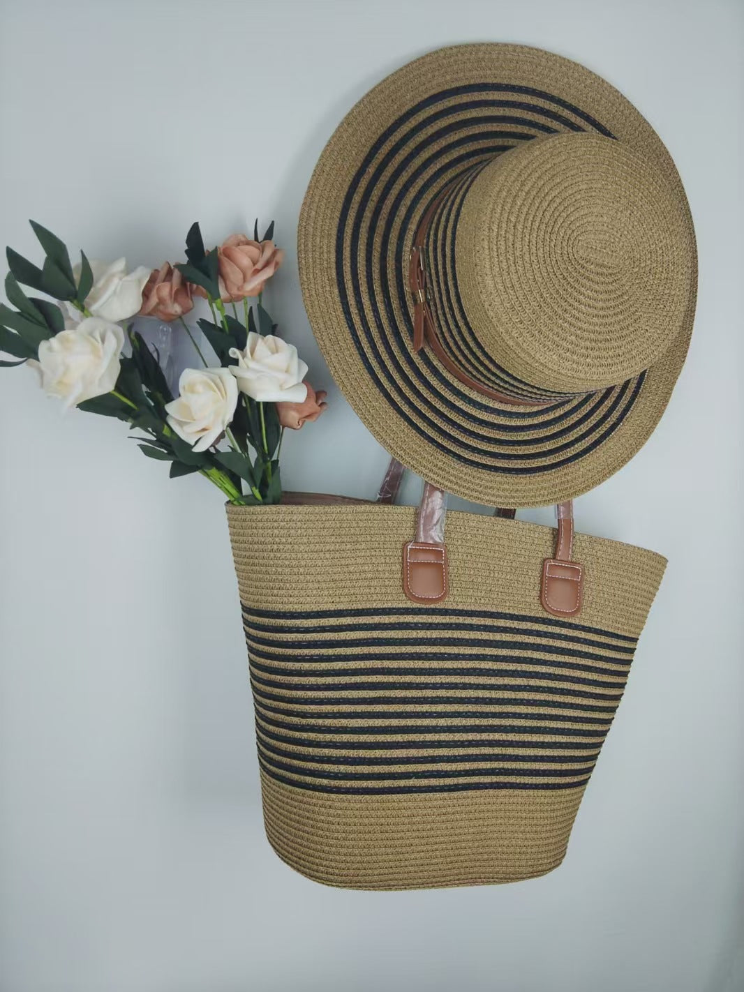 Sleek beach bag with matching sun hat Stornfield