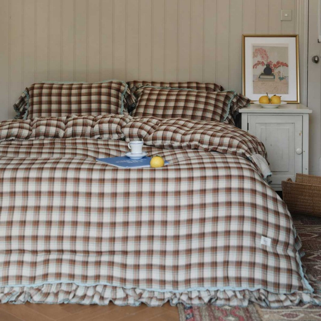 Checked cozy bed linen set made of brushed cotton flannel with ruffle hem