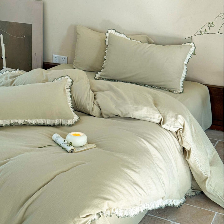 Bedding set made of linen-cotton blend with delicate lace ruffle