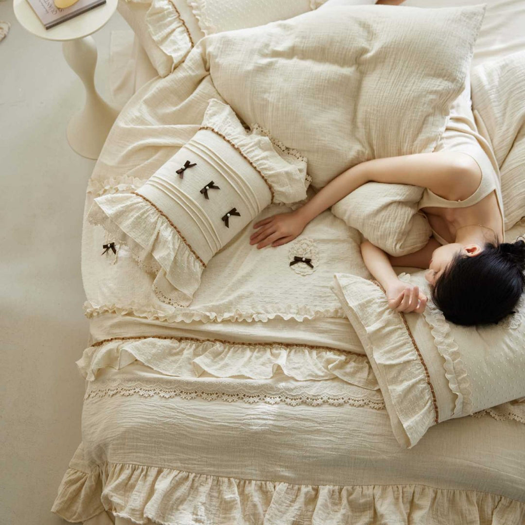 Romantic bedding set in muslin with ruffles and lace border