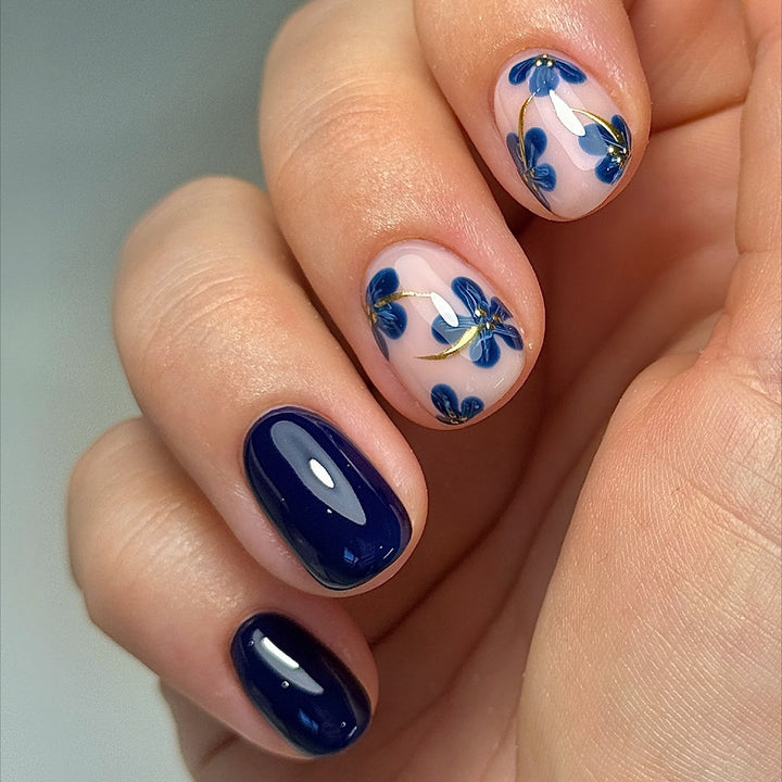 Artificial nails with floral designs and glossy accents Stornfield