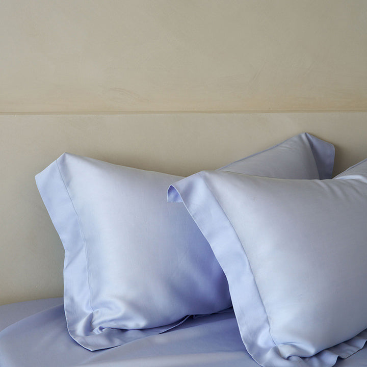 Satin pillowcase set made of combed cotton satin with a silky sheen and fine piping