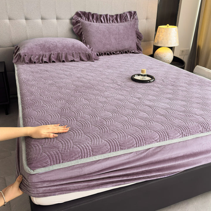 Padded bedspread with quilted velvet surface and ruffled pillow covers