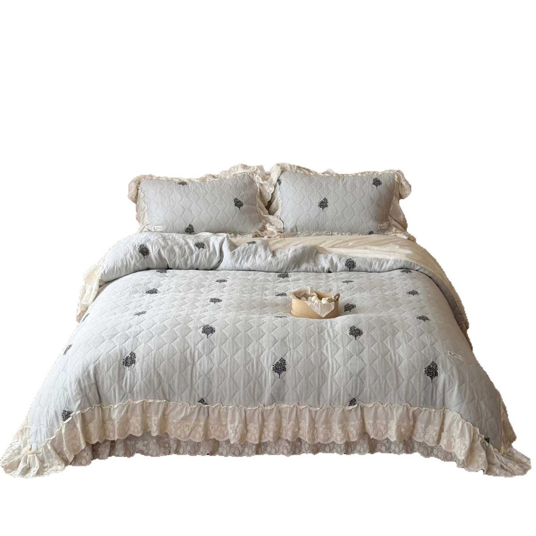 Ruffled quilt set made of cotton blend fabric with lace ruffle