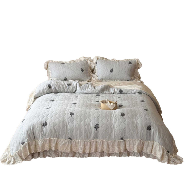 Ruffled quilt set made of cotton blend fabric with lace ruffle