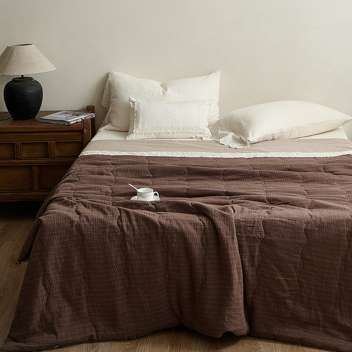 Light quilted cotton quilt with textured surface