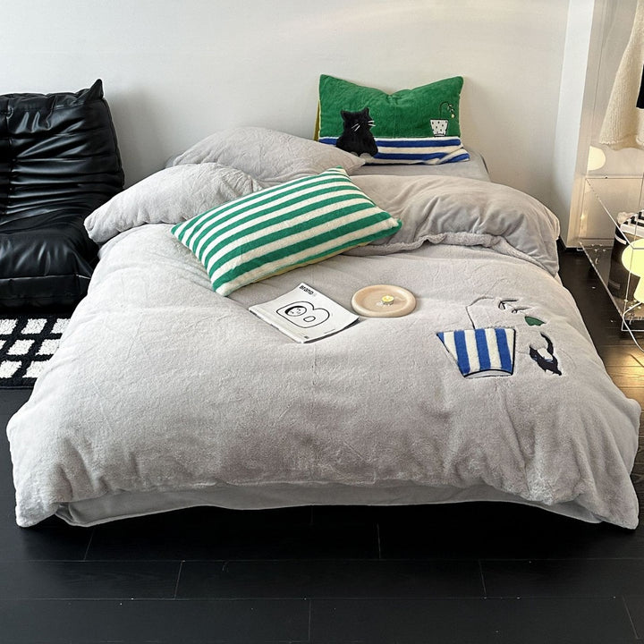 Striped reversible bedding made of microfleece with plush back and animal embroidery