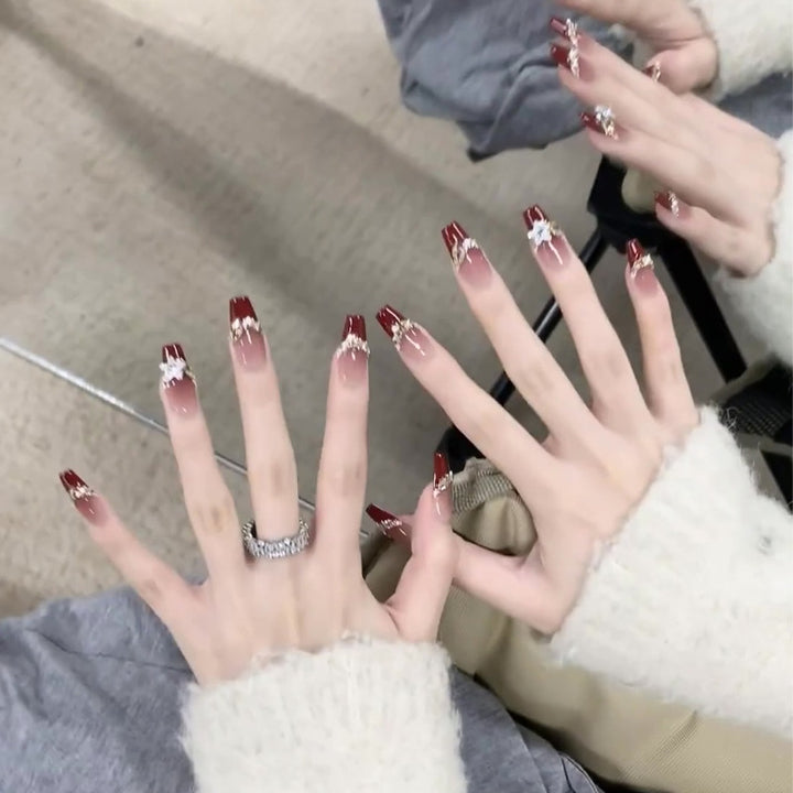 Artificial nail set with elegant glittering accents and romantic design Stornfield