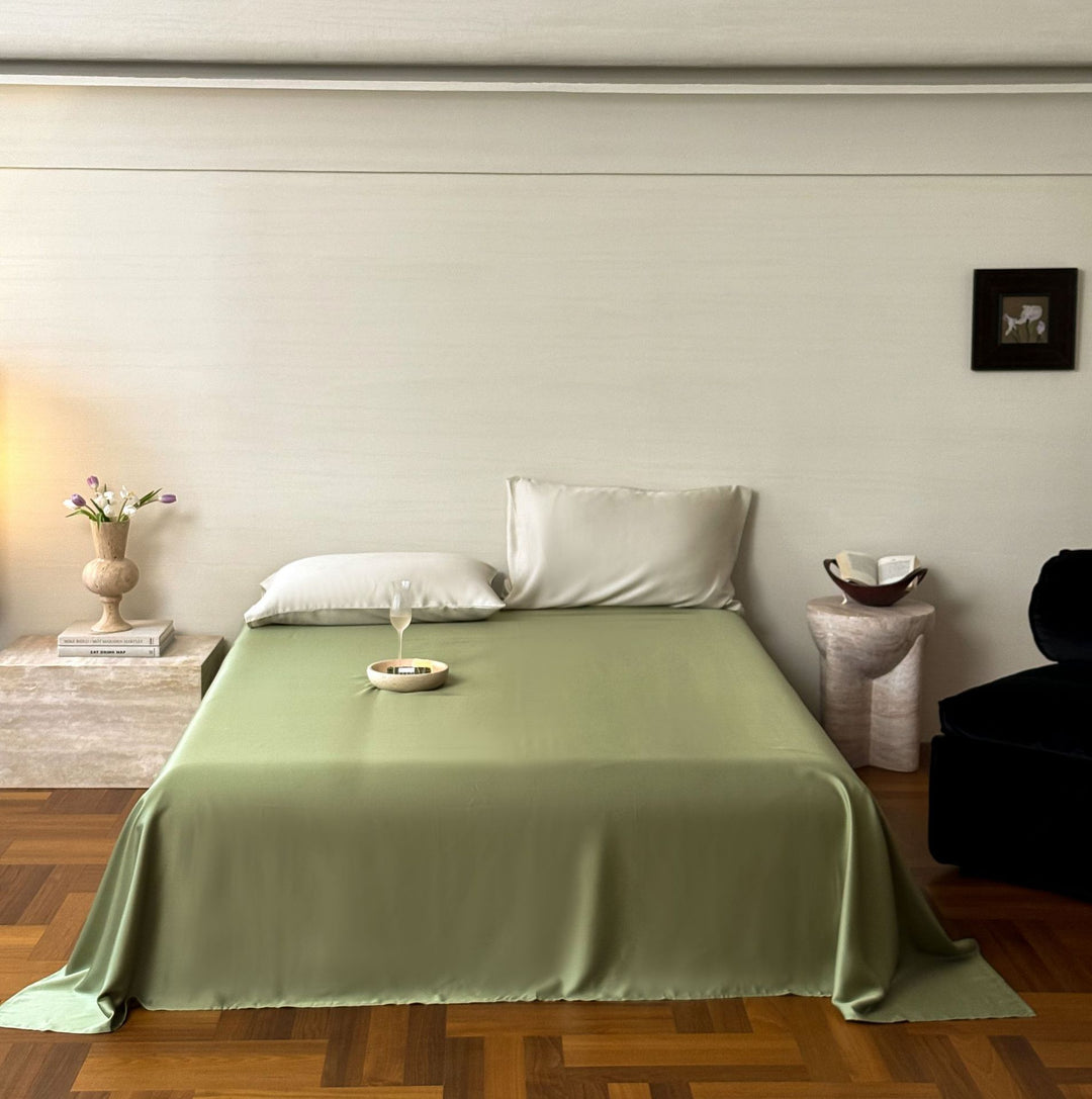 Luxurious satin bedding set with a silky-smooth surface, reversible function and hotel closure