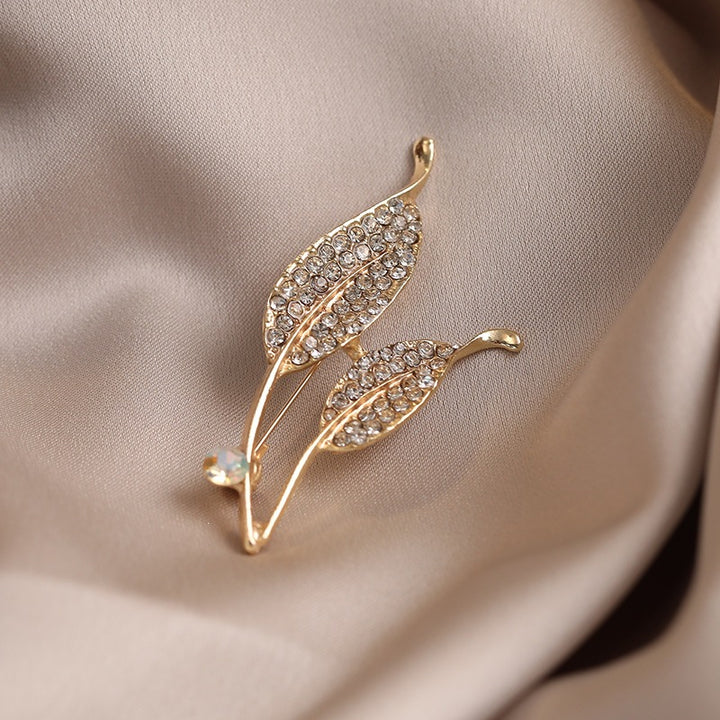 Elegant brooch with leaf shape and crystals Stornfield