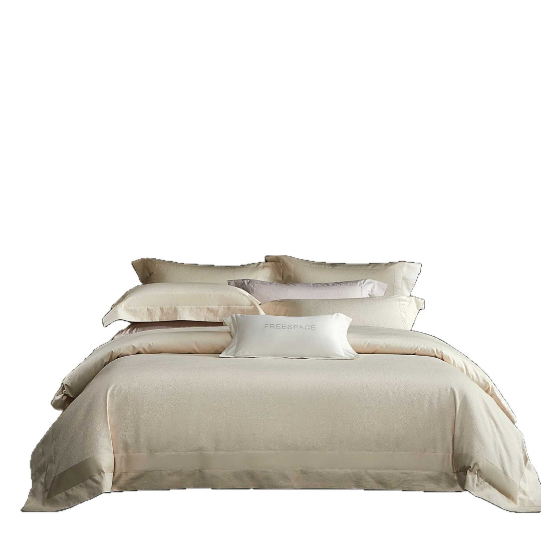 Elegant bedding set made of cotton sateen with fine quilted edge and hotel closure
