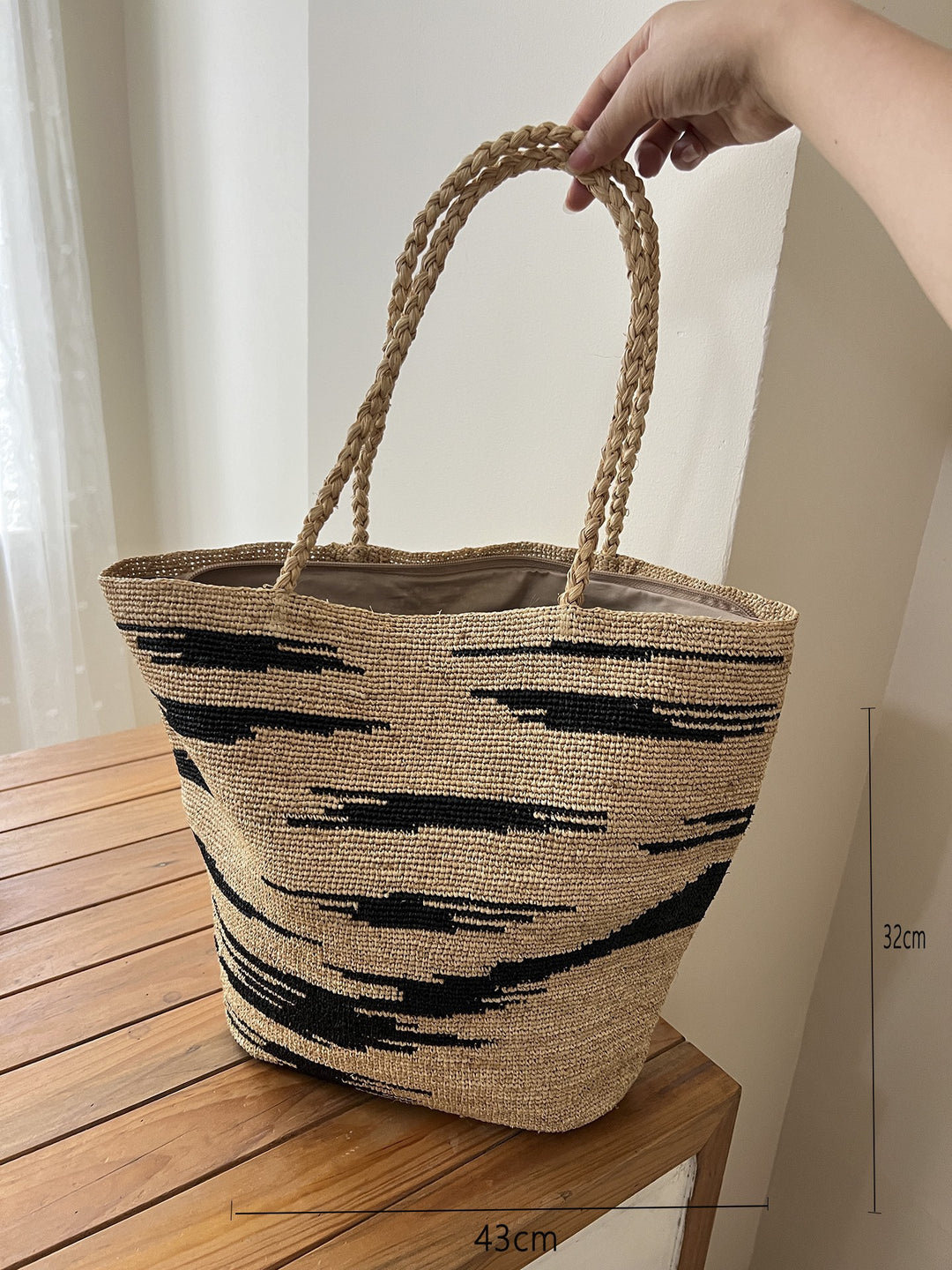 Handcrafted straw bag with soft lining Stornfield