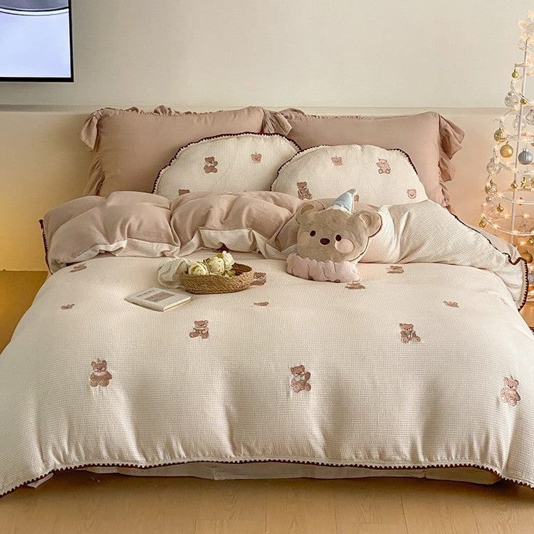 Bedding set made of cotton muslin with embroidered teddy bear motifs and decorative ruffles